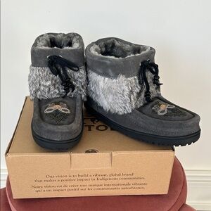 Manitobah Prairie Ankle Beaded Mukluk Charcoal Gray US 9
